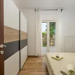 Apartament Tika
