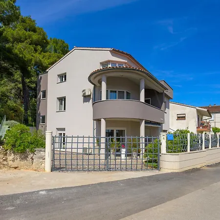 Tika Apartamento Pula